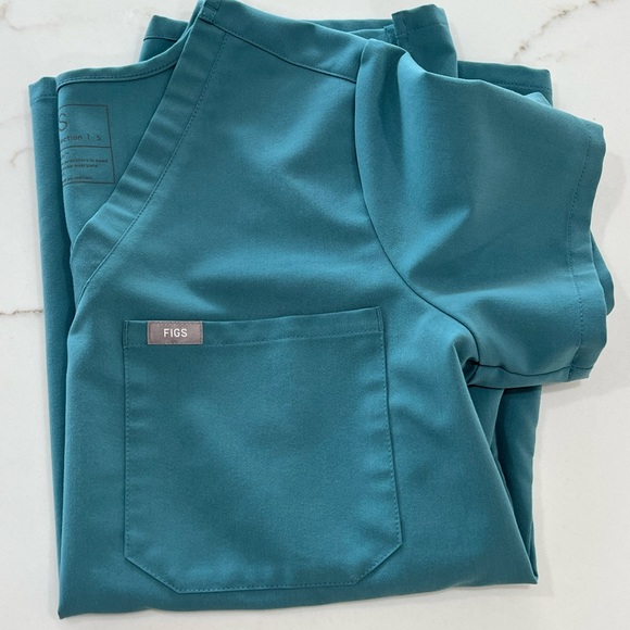 Figs Scrub Top in Catalina Hydrogreen- Limited Edition Discontinued Color - Picture 2 of 2